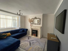2 Bedroom big Garden & Parking fast wifi, king bed